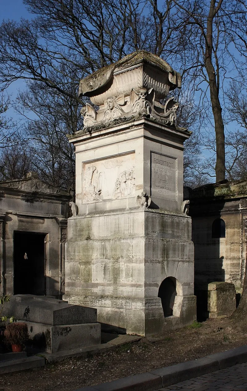 Photographie : la tombe d'Étienne-Gaspard Robert au cimetière du Père-Lachaise