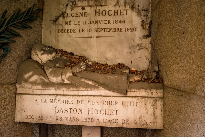Photographie : la plaque « Eugène Hochet, né le 11 janvier 1846, décédé le 10 septembre 1920 » et un gisant sculpté