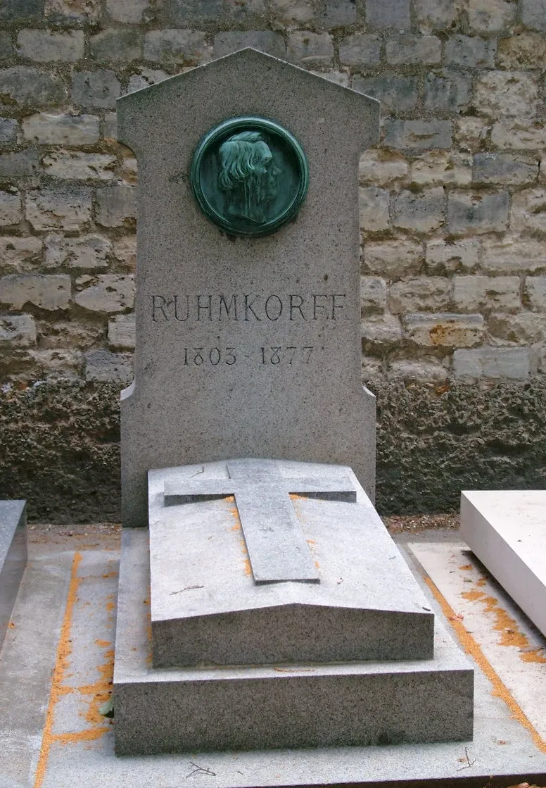 Photographie : la tombe d'Heinrich Daniel Ruhmkorff au cimetière du Montparnasse