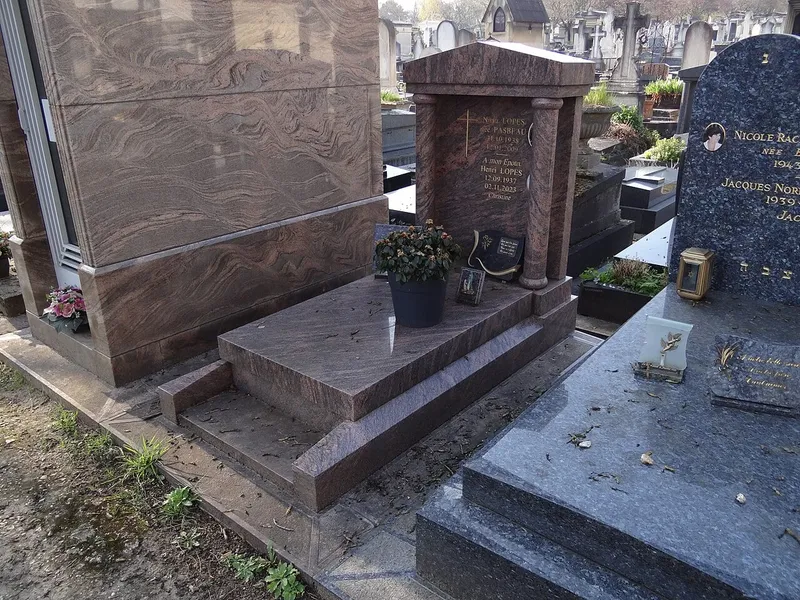 Photographie : la tombe d'Henri Lopes au cimetière du Montparnasse