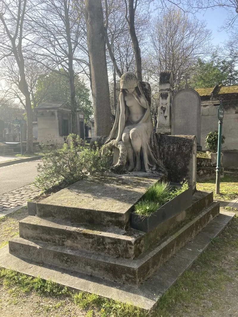 Photographie : la tombe d'Henri Meilhac, surmontée d'une figure de la Douleur en pierre