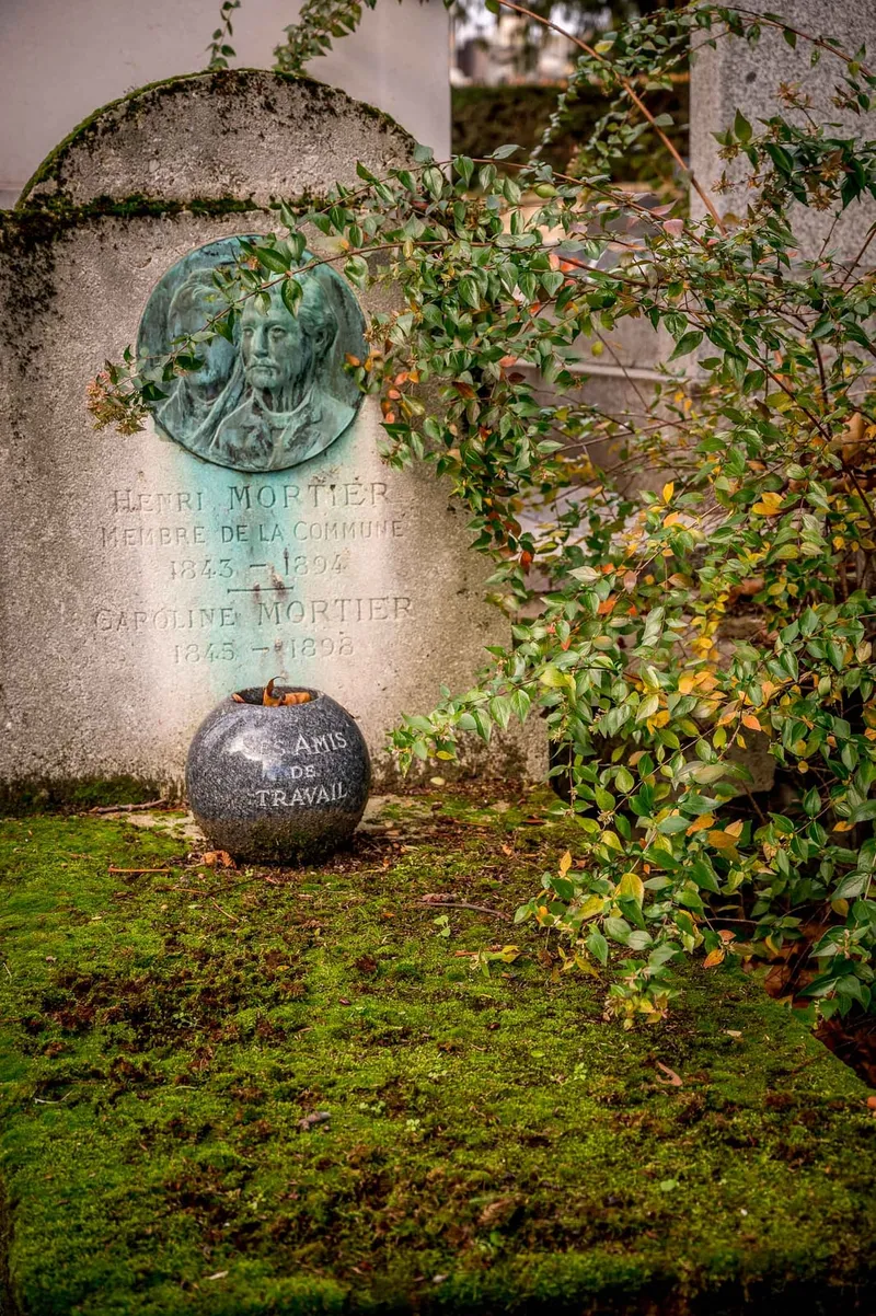 Photographie : le médaillon de bronze et la sphère de la tombe d'Henri Mortier