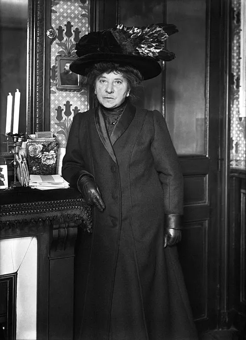 Hubertine Auclert meurt sans avoir vu les femmes voter