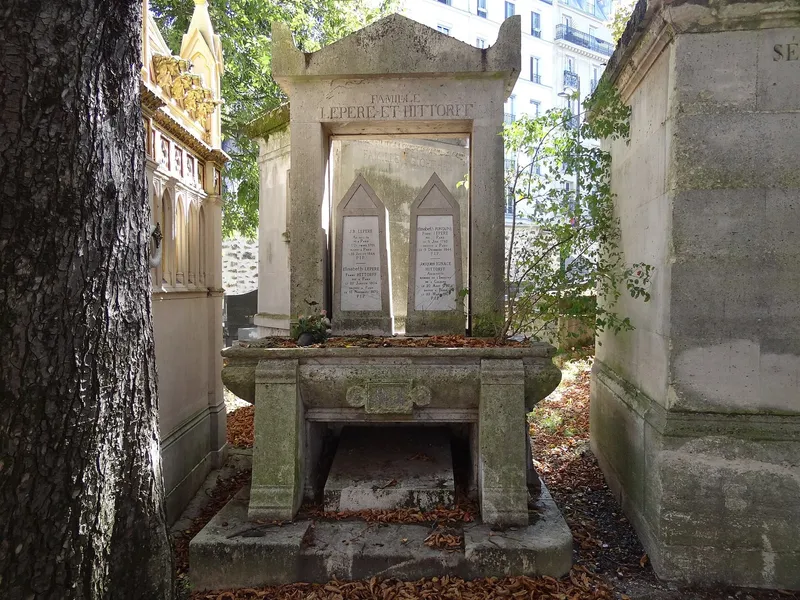 Photographie : la tombe de Jacques Ignace Hittorff, stèle de pierre à fronton