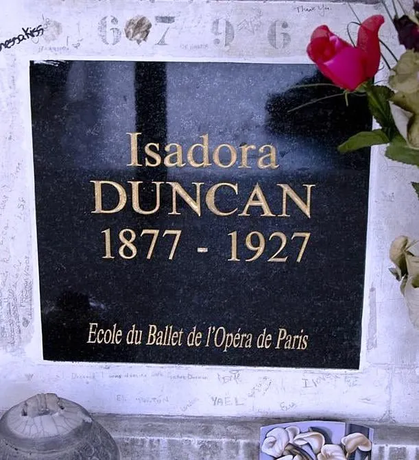 Photographie : la tombe d'Isadora Duncan au cimetière du Père-Lachaise