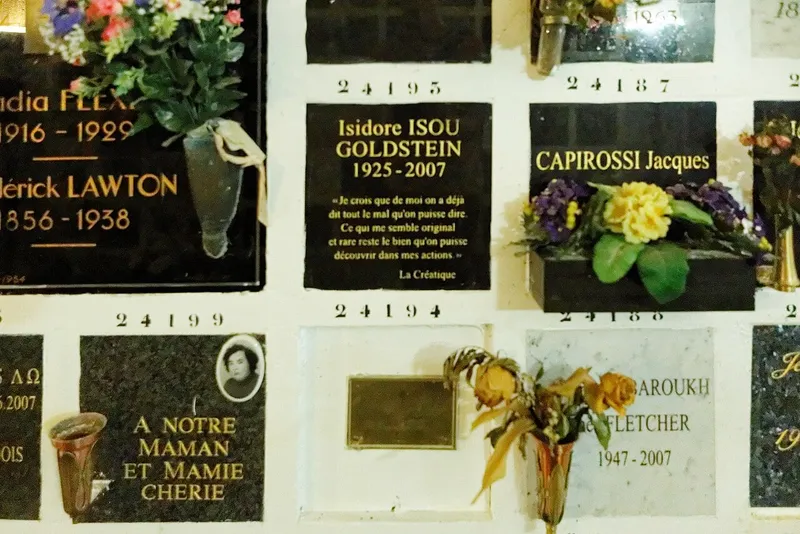 Photographie : la tombe d'Isidore Isou au cimetière du Père-Lachaise