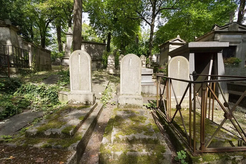 Photographie : la stèle de la tombe d'Olinde Rodrigues, voisine de celle de Saint-Simon