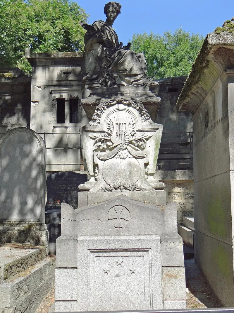 Photographie : la tombe de Théophile Gautier, surmontée d'une figure assise