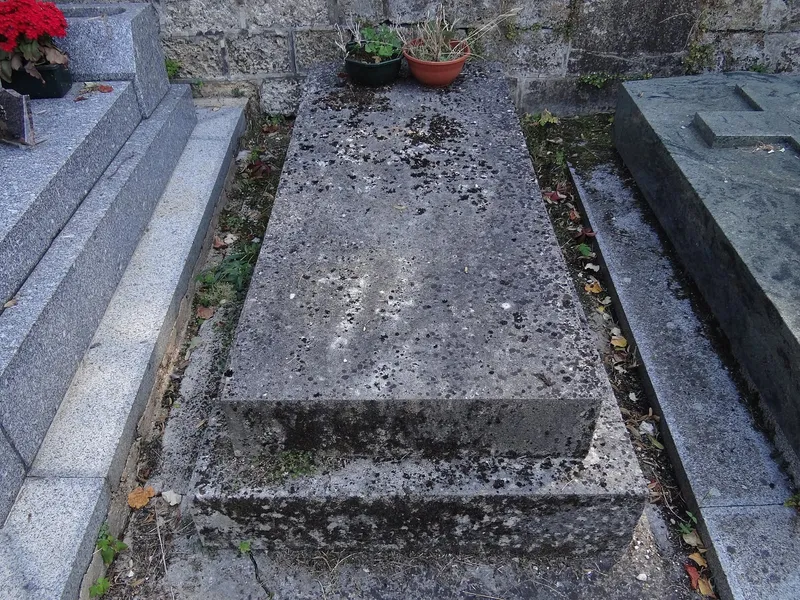 Photographie : la dalle de la tombe de Maxime Du Camp, au cimetière de Montmartre
