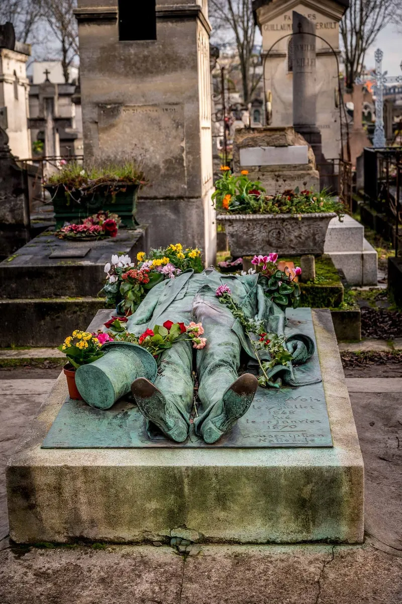 Photographie : le gisant de bronze de Victor Noir par Jules Dalou
