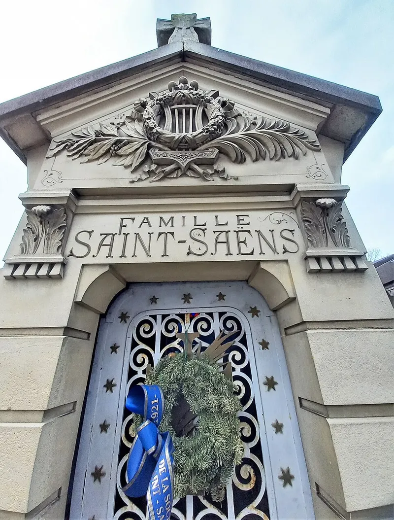 Photographie : la tombe de Camille Saint-Saëns au cimetière du Montparnasse