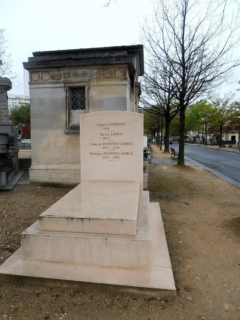 Photographie : la tombe de Carlos Fuentes au cimetière du Montparnasse