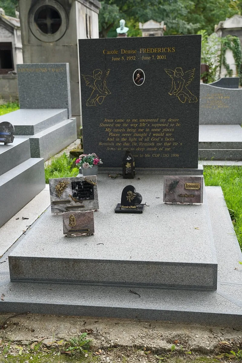 Photographie : la tombe de Carole Fredericks au cimetière de Montmartre