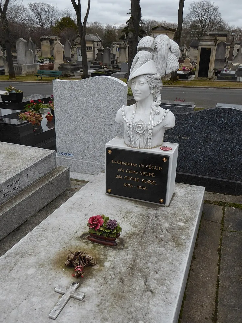 Photographie : la tombe de Cécile Sorel au cimetière du Montparnasse
