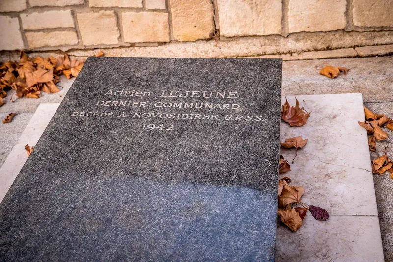 Photographie : la plaque « Adrien Lejeune, dernier communard, mort à Novossibirsk, URSS, 1942 »