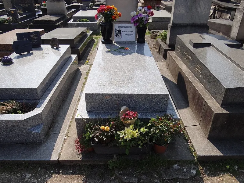 Photographie : la tombe de César Vallejo au cimetière du Montparnasse