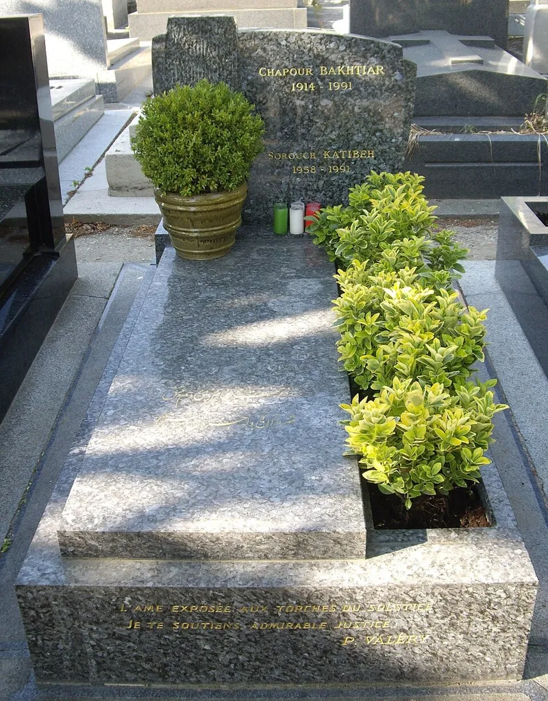 Photographie : la tombe de Chapour Bakhtiar au cimetière du Montparnasse