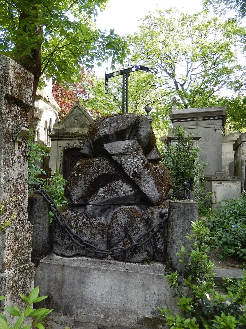 Photographie : le monument des frères Chappe, au Père-Lachaise
