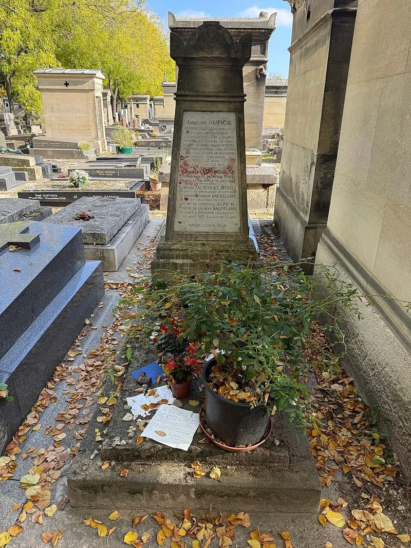 Photographie : la stèle de la tombe Aupick et Baudelaire, au cimetière du Montparnasse