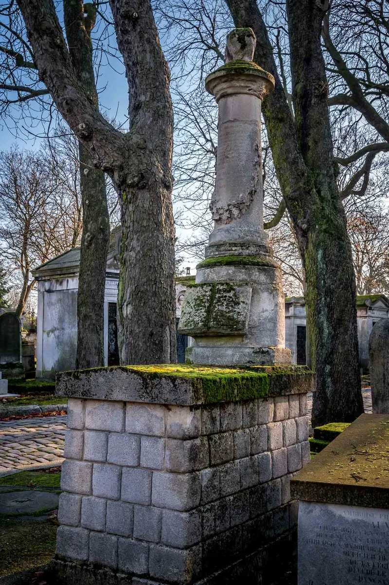 Photographie : le monument funéraire de Charles Delescluze, sur son socle de pierres
