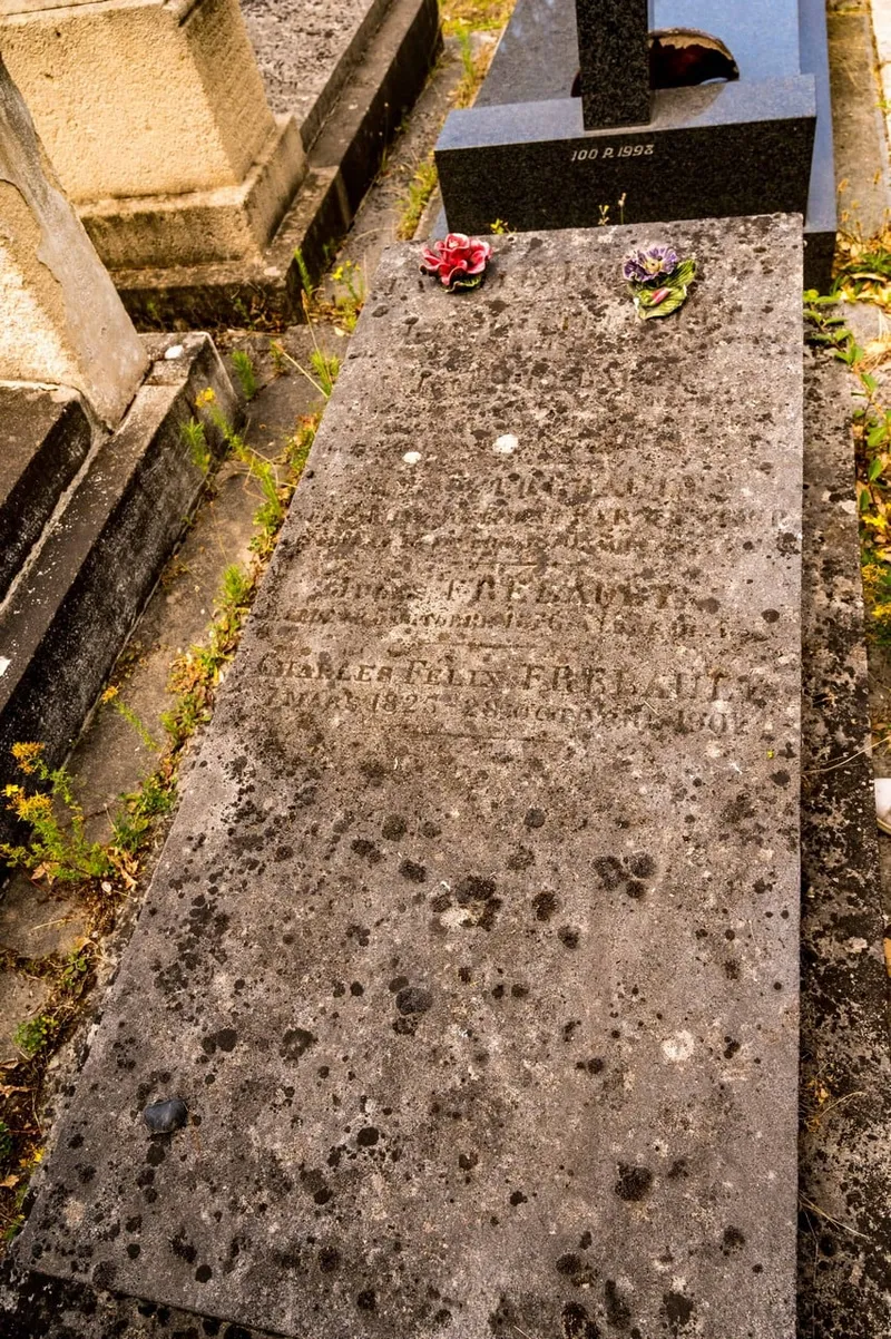 Photographie : la dalle de la tombe de Charles-Félix Frébault