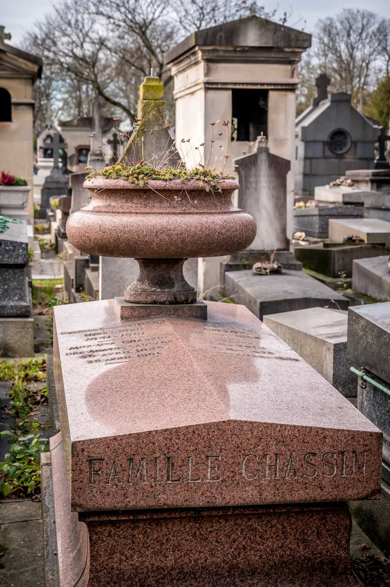 Photographie : la tombe de granit rose de Charles-Louis Chassin, surmontée d'une vasque