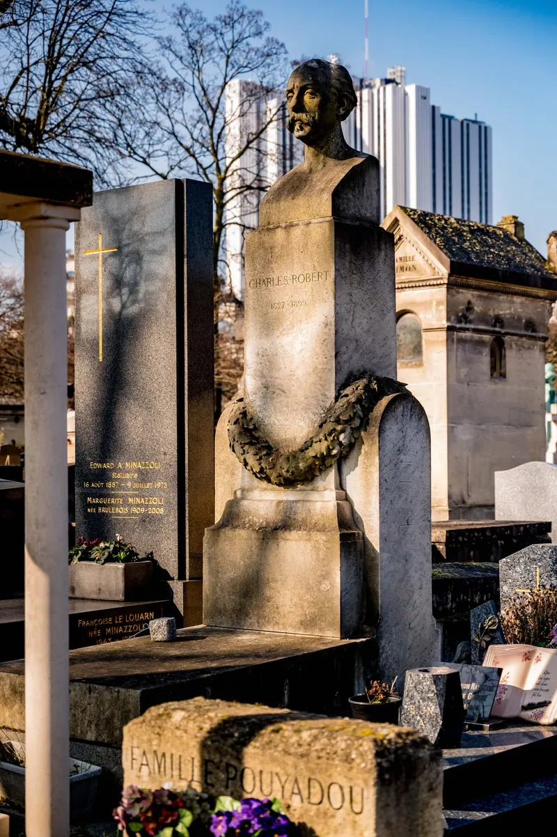 Photographie : la stèle ornée d'une couronne de la tombe de Charles Robert