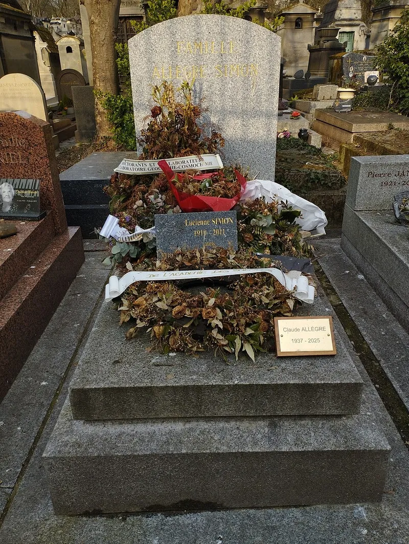 Photographie : la tombe de Claude Allègre au cimetière du Père-Lachaise