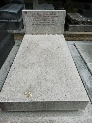 Photographie : la tombe de Claudine Auger au cimetière du Montparnasse