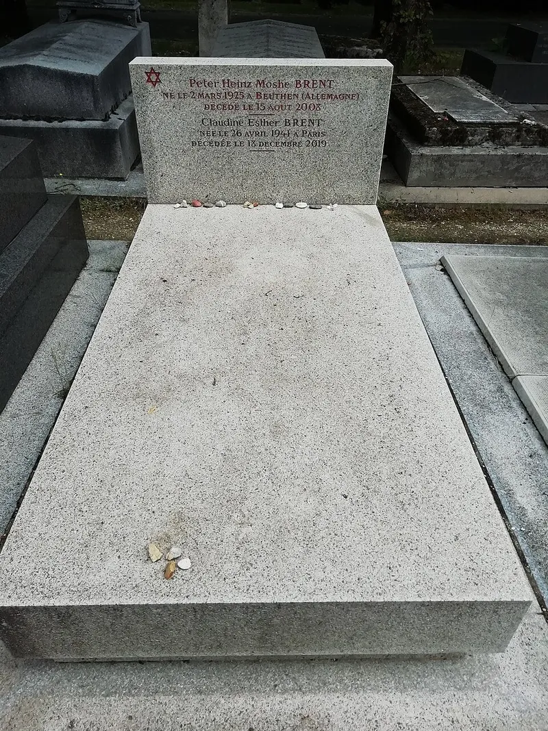 Photographie : la tombe de Claudine Auger au cimetière du Montparnasse