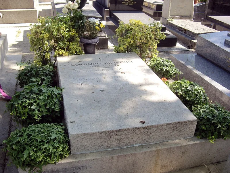 Photographie : la tombe de Constantin Brâncusi au cimetière du Montparnasse