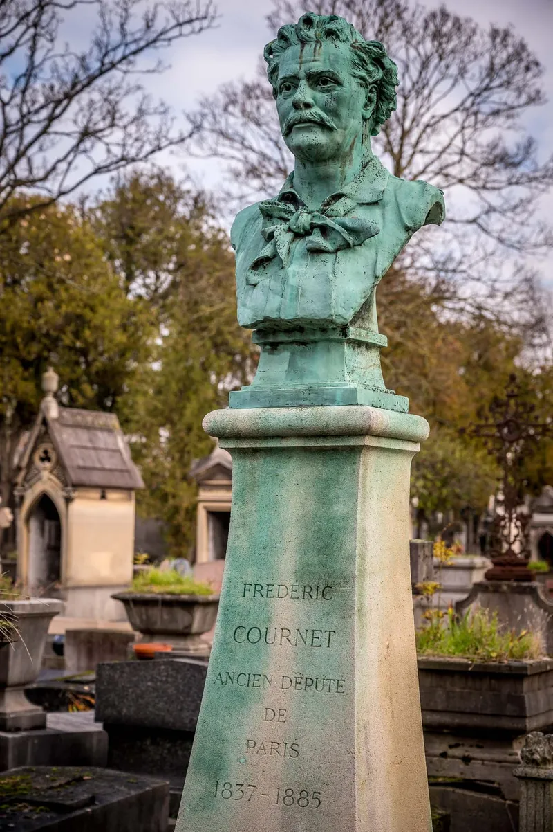Photographie : le buste de bronze de Frédéric Cournet sur sa colonne