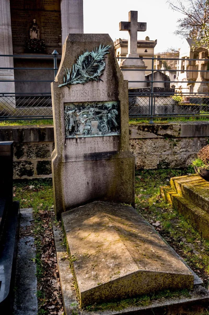Photographie : la stèle de Denis Dussoubs et son bas-relief de bronze par Charles Capellaro