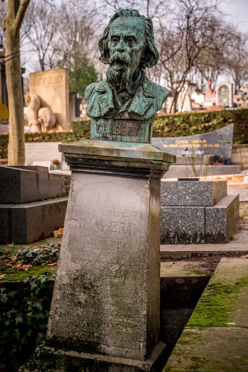 Photographie : la tombe d'Edme Charles Chabert, surmontée de son buste en bronze