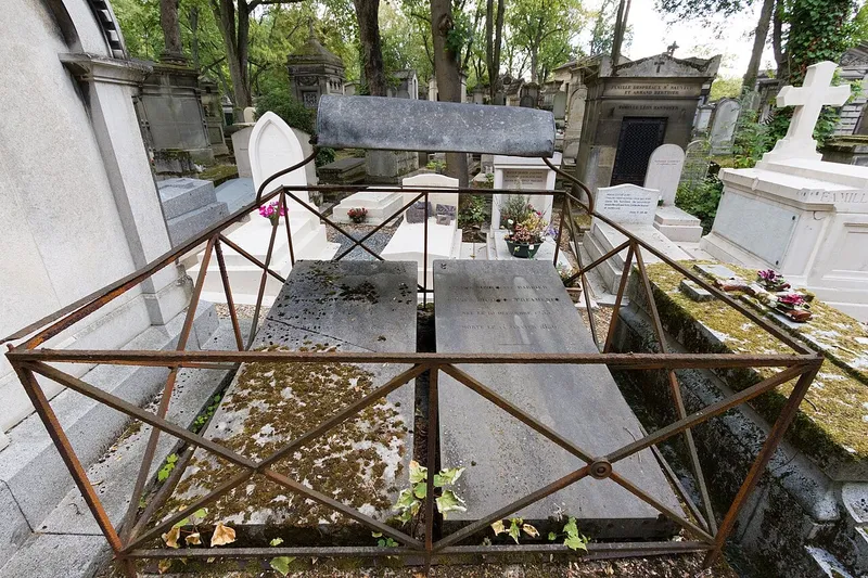 Photographie : la tombe de Bigot de Préameneu, entourée d'une grille
