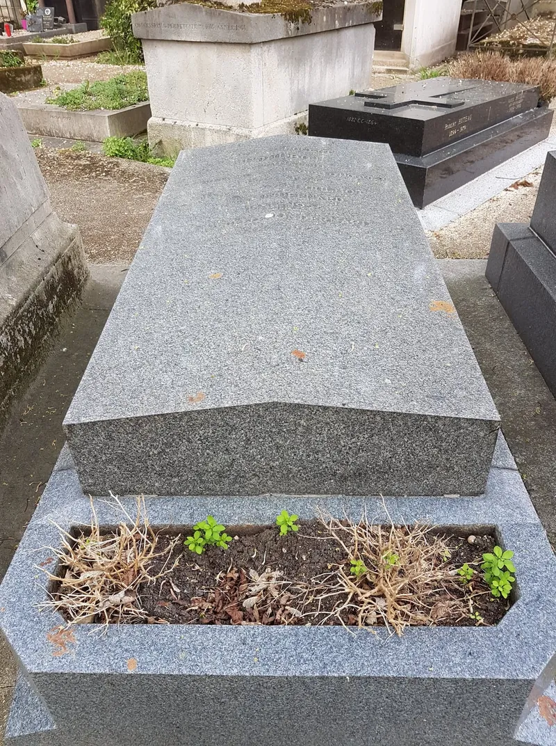 Photographie : la dalle de granit de la tombe de Francisque Poulbot
