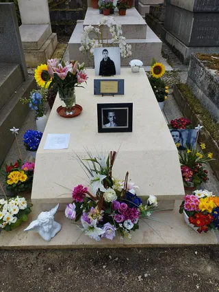 Photographie : la tombe de Gaspard Ulliel au cimetière du Père-Lachaise