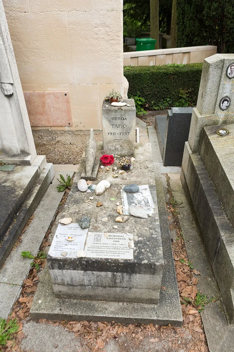 Photographie : la tombe de Gerda Taro au cimetière du Père-Lachaise