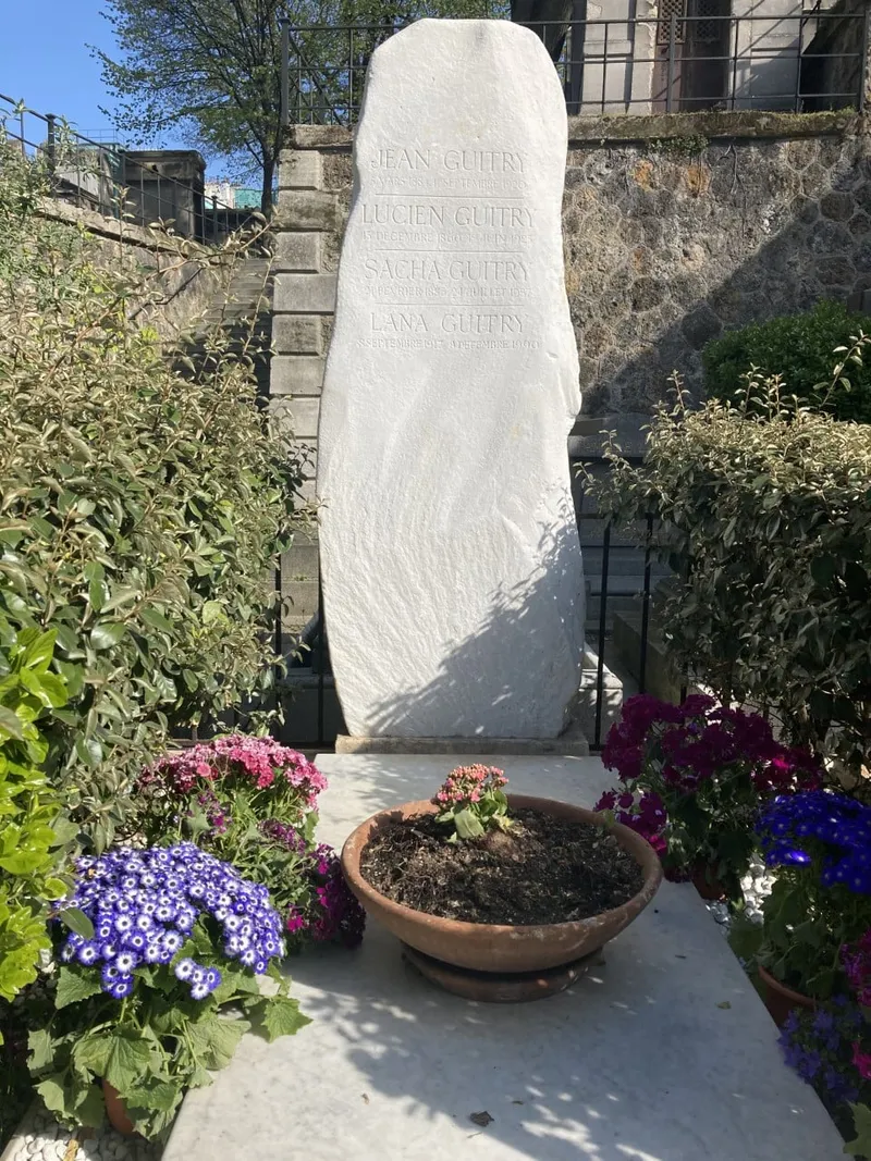 Photographie : la haute pierre dressée de la tombe de la famille Guitry