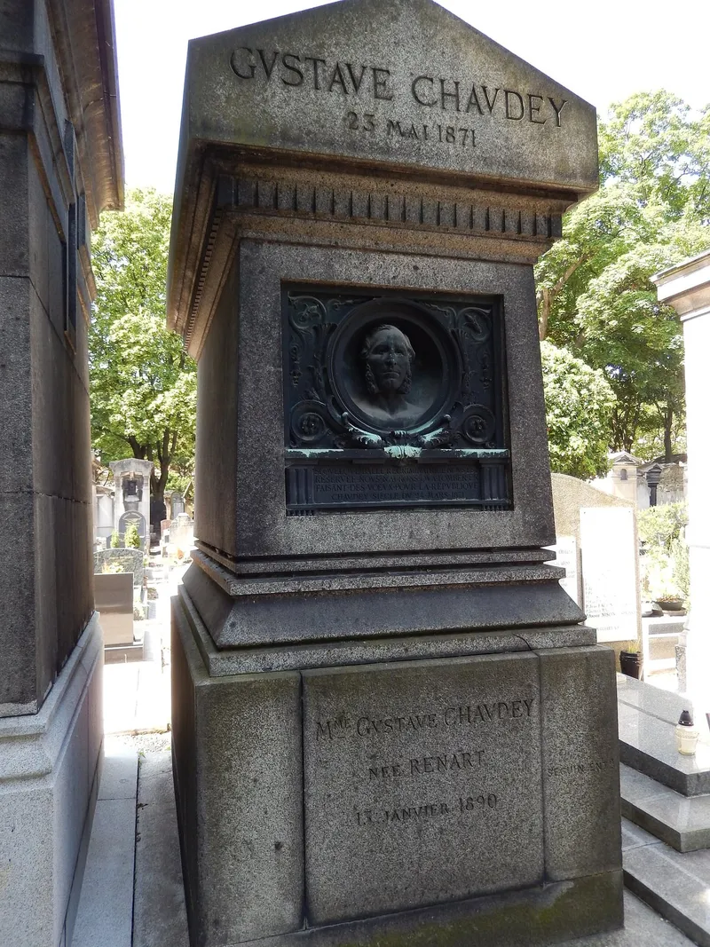 Photographie : le monument funéraire de Gustave Chaudey, avec son portrait en bronze