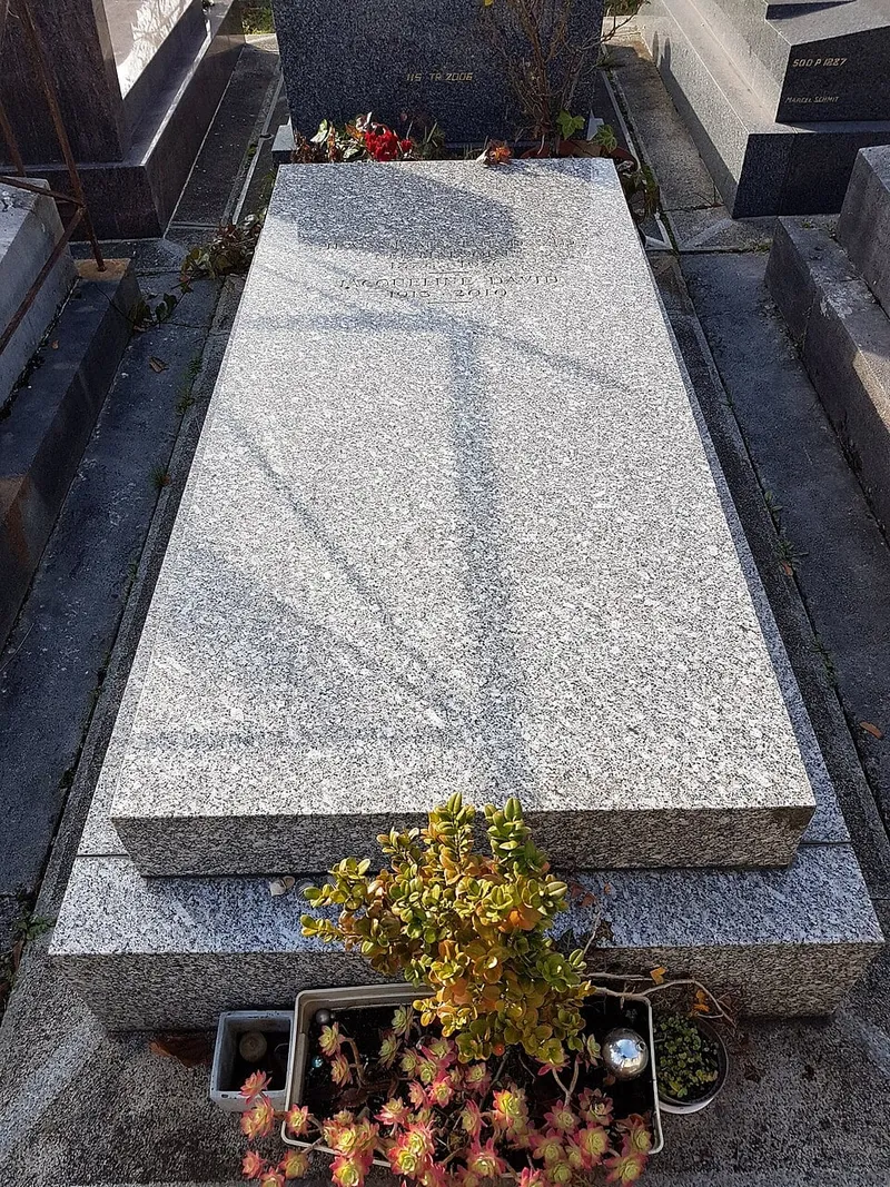 Photographie : la tombe de Jacqueline de Romilly au cimetière du Montparnasse