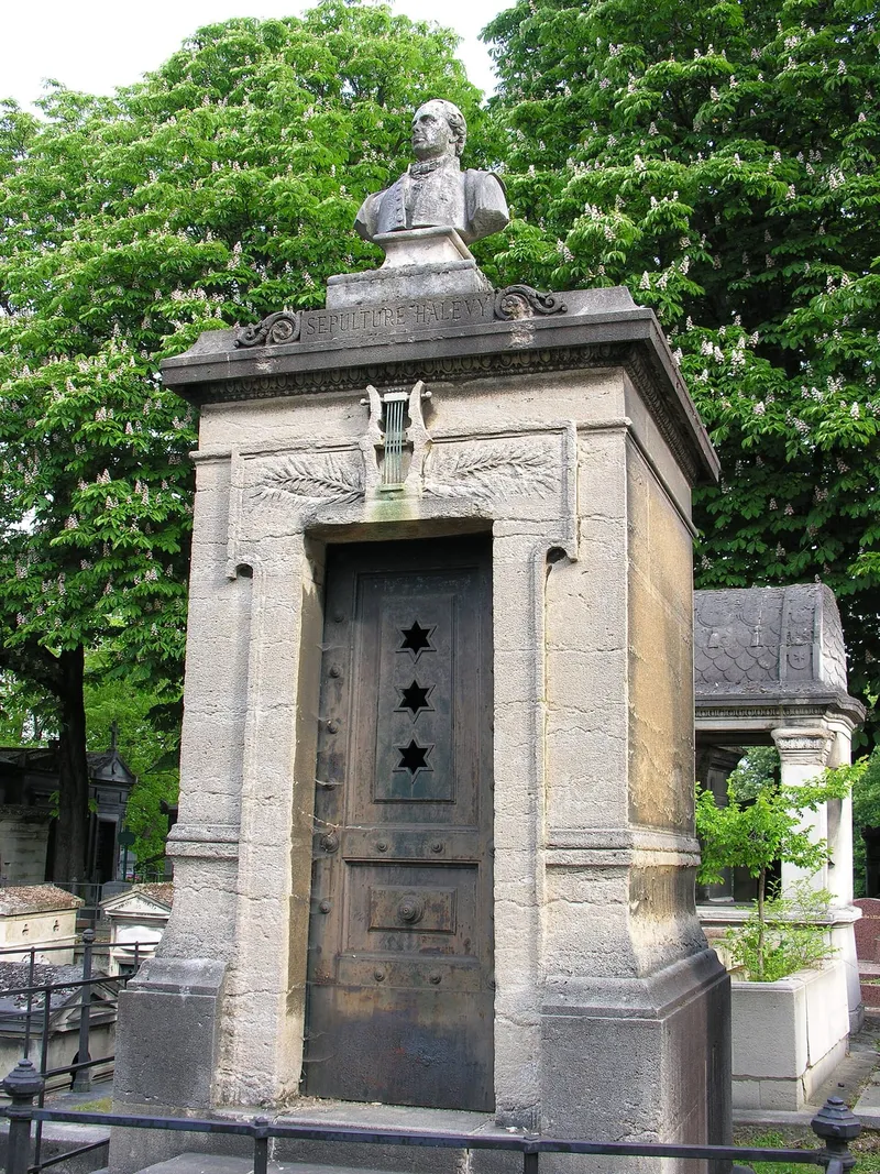 Photographie : la chapelle de la famille Halévy, couronnée d'un buste