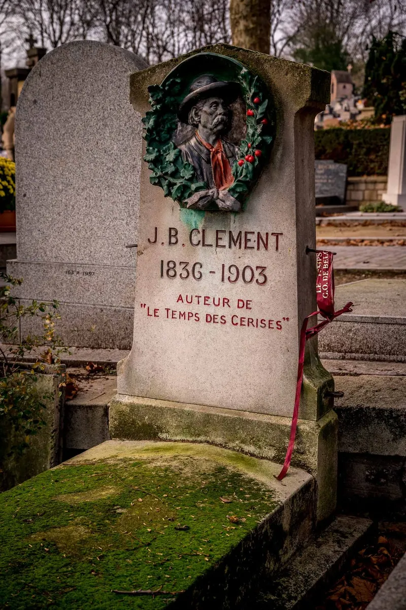 Photographie : la stèle « J.-B. Clément 1836-1903, auteur de Le Temps des cerises »