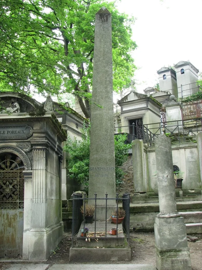 Photographie : la tombe de Jean-François Champollion au cimetière du Père-Lachaise
