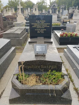 Photographie : la tombe de Jean Raspail au cimetière du Montparnasse