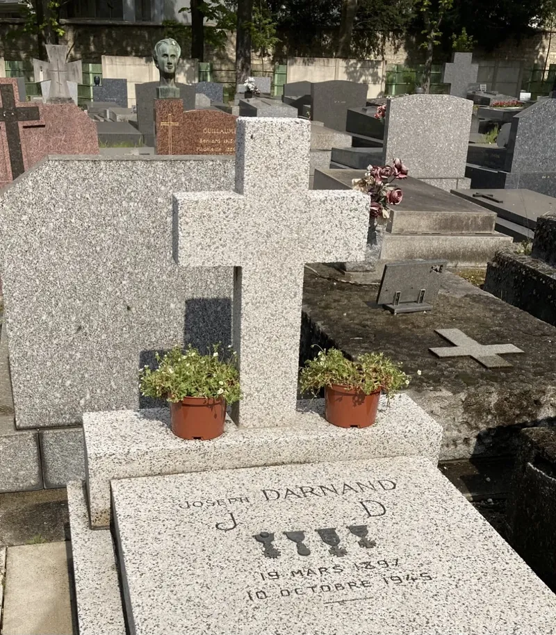 Photographie : la tombe de Joseph Darnand, dalle surmontée d'une croix