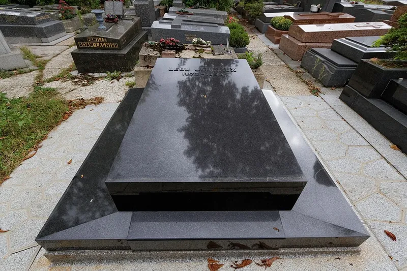 Photographie : la dalle de granit noir de la tombe de Léon Jouhaux