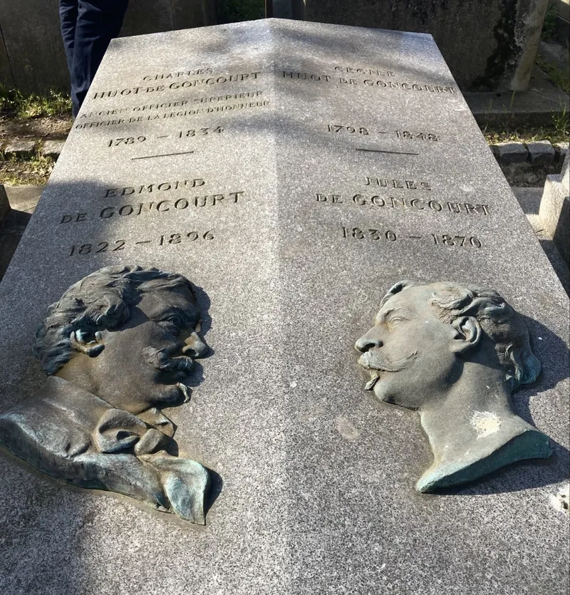 Photographie : la dalle des frères Goncourt, ornée de leurs deux portraits en bronze