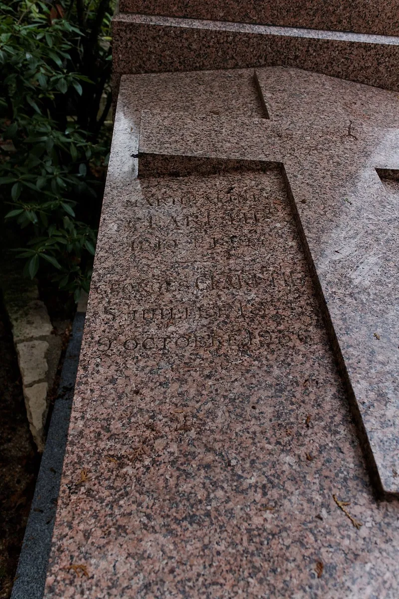 Photographie : la tombe de Jules Claretie au cimetière du Père-Lachaise