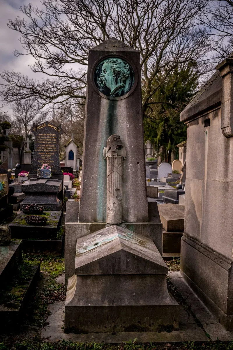 Photographie : la stèle à médaillon de la tombe de Jules Joffrin